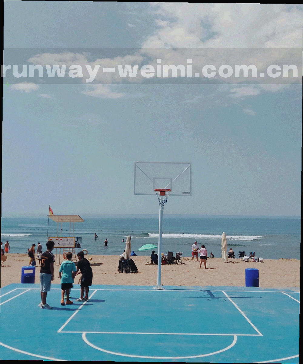 品牌内容共建场景的局部特写，桌面上的样刊与标签