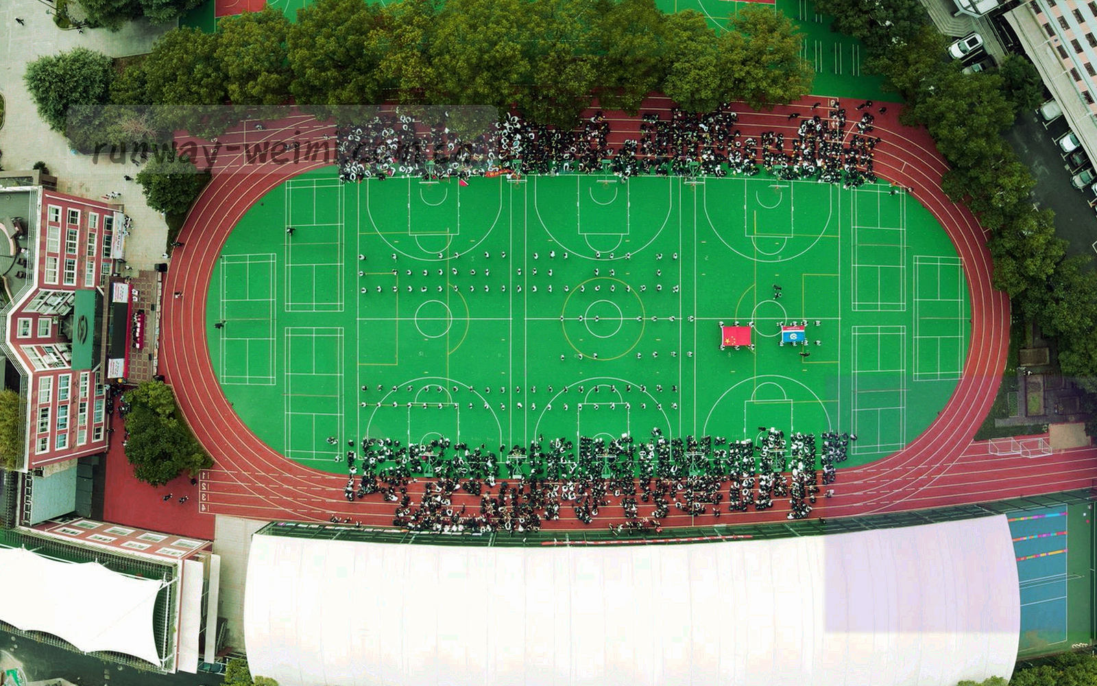 排版稿与屏幕并置的工作桌面，画面不含人物面孔